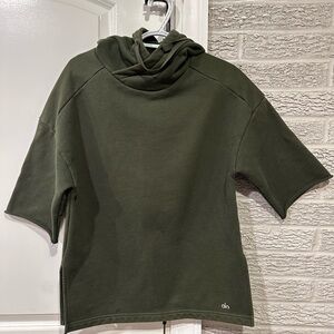 ALO Yoga Fall Short Sleeve Green Olive Pullover